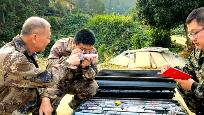 Tehnicienii Institutului de Supraveghere și Monitorizare a Dezastrelor Geologice din provincia Hunan verifică mostre de rocă la câmpul de aur Wangu, din districtul Pingjiang, provincia Hunan, China centrală, 5 noiembrie 2024. (XinhuaSu Xiaozhou)