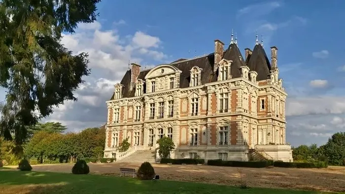 Un castel superb, construit în secolul al XIX-lea, se vinde pentru suma de 2,9 milioane de euro. Edificiul se află în regiunea Angers din Franța, la aproximativ o oră și jumătate de mers cu trenul de la Paris.