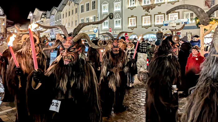 Krampusnacht în Alpi cu măști și costume