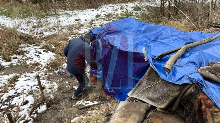 Gheorghe Marin intră în bordelul construit de el sub pământ. Sursa: BZI