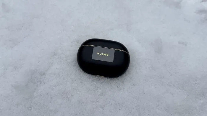 Căștile HUAWEI FreeBuds 4 Pro în carcasă / foto:Playtech.ro