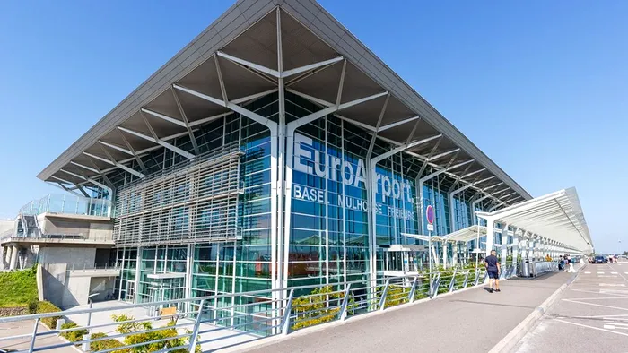 Aeroportul din Europa in care iesi in doua tari