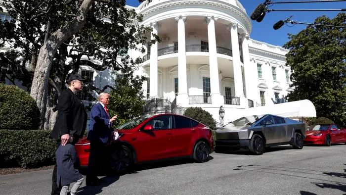 Donald Trump si Elon Musk la Casa Alba - Tesla 4