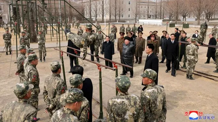 Liderul nord-coreean Kim Jong Un urmărește un cadet exersând la paralele