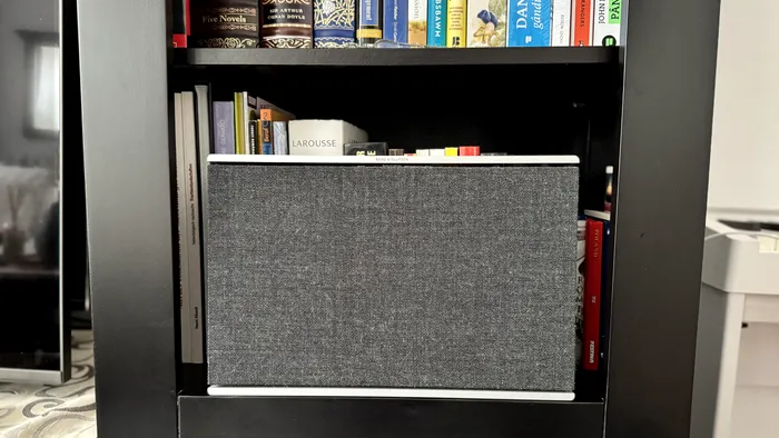 Bang & Olufsen Beosound Level arată grozav în orice bibliotecă / foto: Playtech