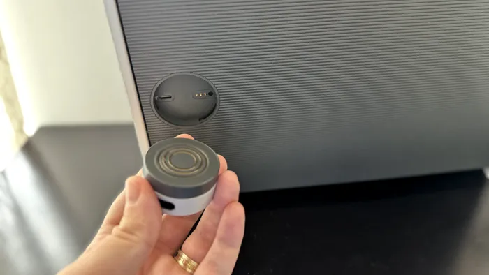 Bang & Olufsen Level se încarcă atât printr-un cablu USB C, cât și prin acest dock magnetic care, la rândul său, ascunde un locaș Type-C