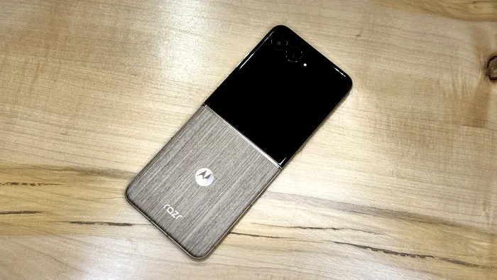 Motorola razr 60 ultra cu spate din lemn, o alegere atrăgătoare de design / foto: Playtech