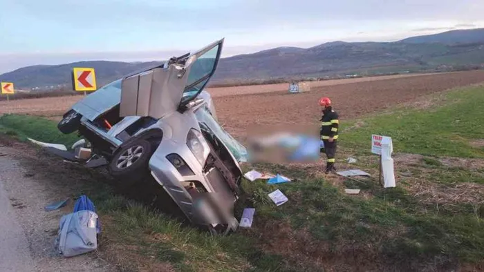 Trei persoane au murit, dupa ce microbuzul in care se aflau a fost spulberat de un TIR, in judetul Cluj