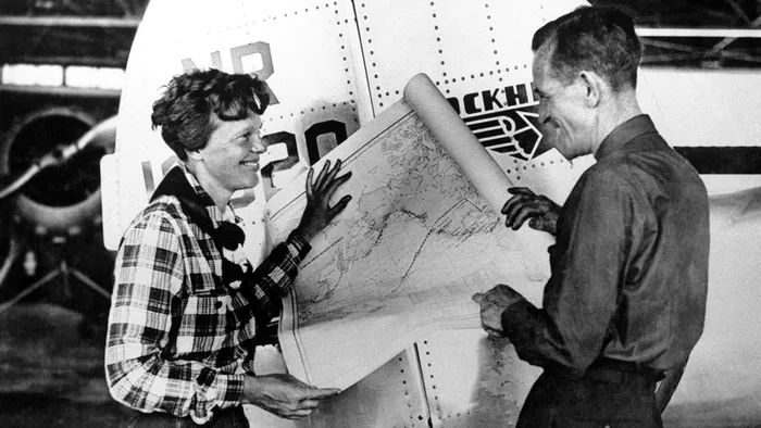 Amelia Earhart și Fred Noonan, înainte de a se îmbarca în avionul care a dispărut în iulie 1937. Foto arhivă ABC