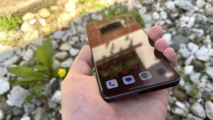 realme GT 7 se vede foarte bine în lumină naturală și soare puternic / foto: Playtech