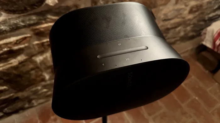 Sonos Era 300 oferă o interacțiune prietenoasă din atingeri, nu doar din aplicație / foto: Playtech