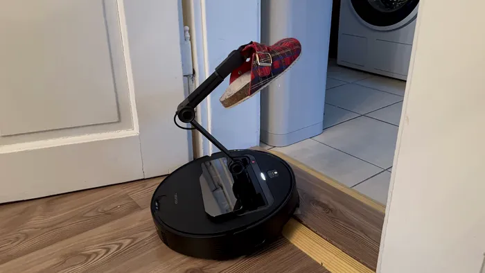 Roborock Saros Z70 îți duce șlapii la locul lor / foto: Playtech
