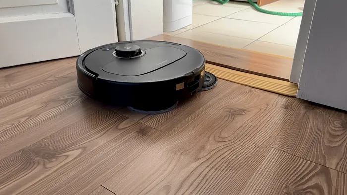 Roborock Qrevo 5AE curăță impecabil până și pragurile ușilor, nu doar le depășește cu brio / foto: Playtech