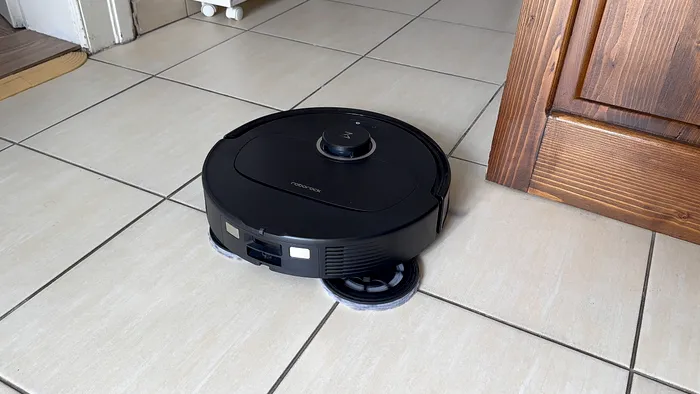 Mopul de viteză mare de la Roborock Qrevo 5AE îți lustruiește impecabil gresia și parchetul / foto: Playtech