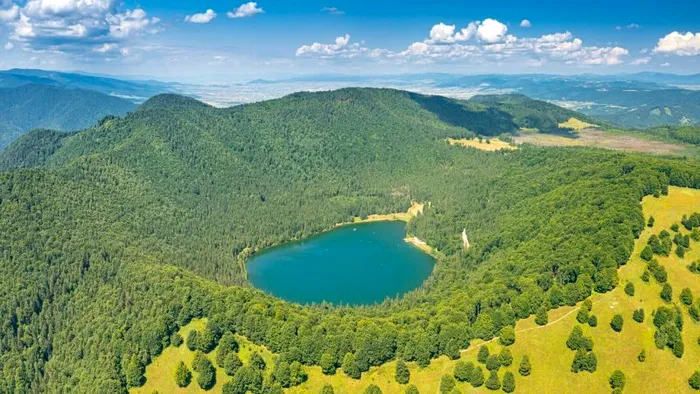 Singurul lac din România format într-un crater vulcanic – o bijuterie naturală unică în Europa Centrală și de Est