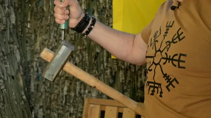 Magneții sunt atât de puternici încât pot ridica un ciocan de forjă.