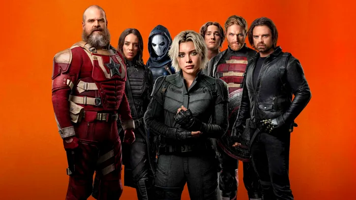 Florence Pugh în rolul Yelenei Belova, un personaj din Thunderbolts cu un trecut marcat de pierderi și traume. În noul film, Yelena conduce echipa de anti-eroi, iar temele depresiei și ale sănătății mintale sunt aduse în prim-plan.