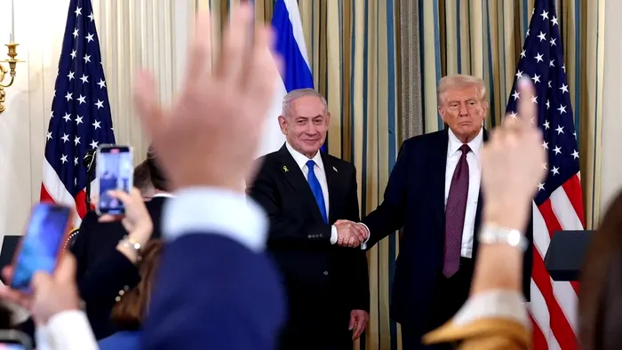 Donald Trump și Benjamin Netanyahu, într-o întrevedere dedicată soluționării crizei din Fâșia Gaza. (Foto: Jonathan Ernst/Reuters)