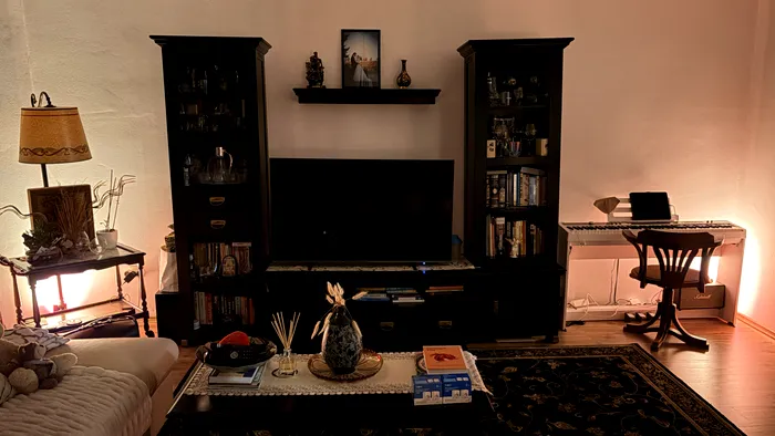 Luminile par mici sau compacte, dar îți ”colorează” orice spațiu cu precizie elvețiană