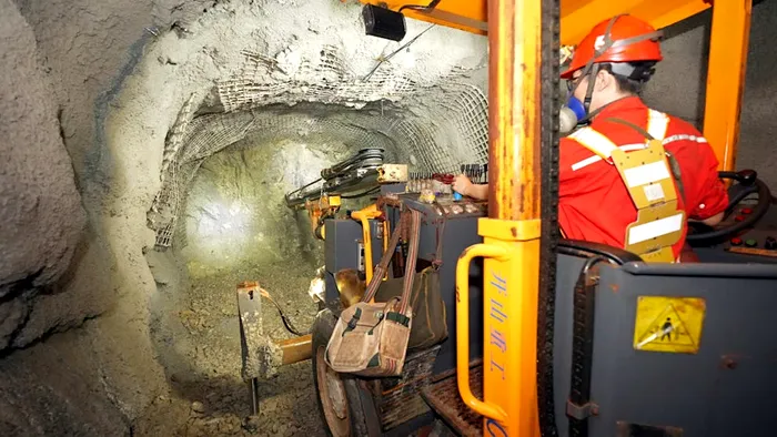 Imagine mina de aur din china sapaturi