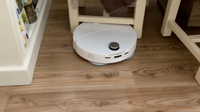 Roborock Qrevo EdgeT, cu înălțimea redusă, se strecoară și sub scaune