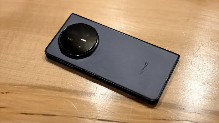 HONOR Magic V5 pare un telefon ”normal” la prima vedere