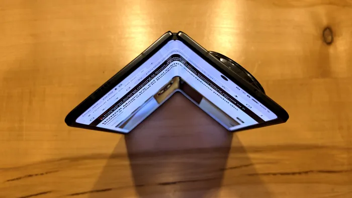 Honor Magic V5 este extrem de subțire