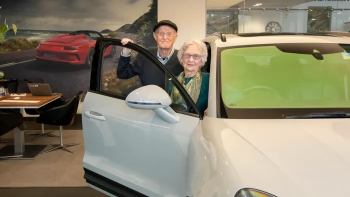 cuplu 70 ani casatorie porsche