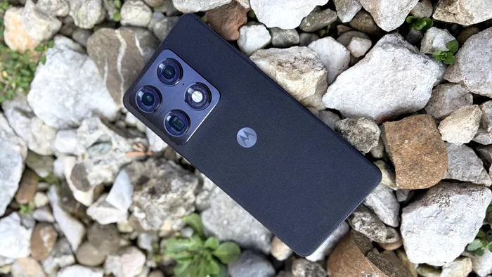 Materialul textil de pe spatele motorola signature este o bucurie la atingere