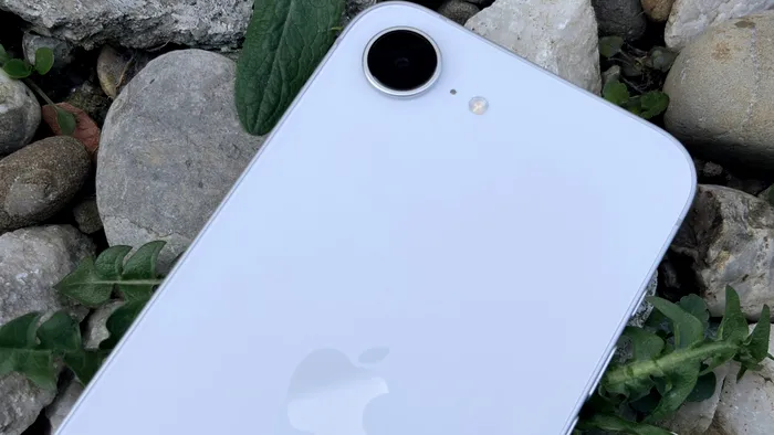 iPhone 17e are o singură cameră principală cu zoom optic 2X