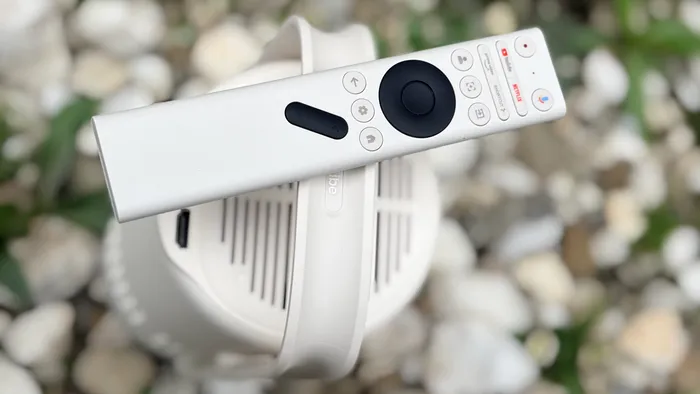 Telecomanda la XGIMI Vibe One (Battery Powered) este simplă și eficientă