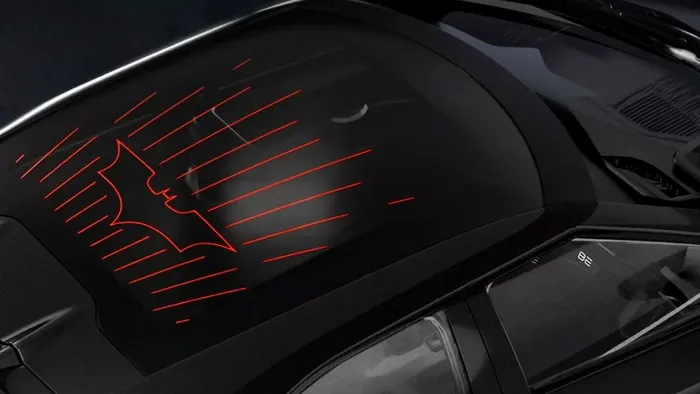 Sigla Batman tronează deasupra mașinii