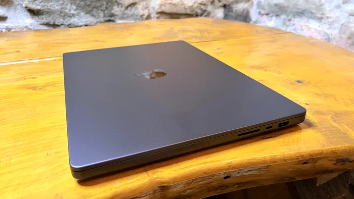 Cititorul de carduri SDXC și portul clasic HDMI s-ar putea să facă diferența pentru unii utilizatori / foto: Playtech