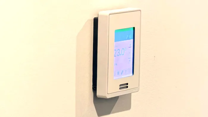 Termostatul din fiecare cameră include senzor de proximitate și comunică prin ZigBee cu senzori de la ușă și balcon