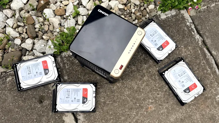 Eu am folosit QNAP TS-464 cu patru hard disk-uri de 4TB