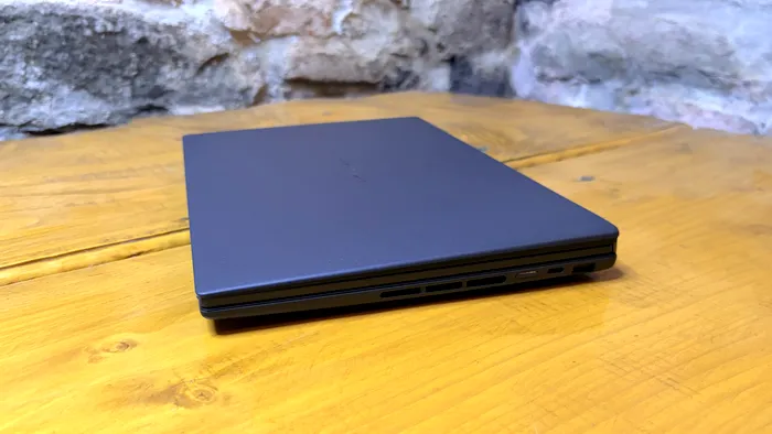 Având în vedere ce ascunde ASUS Zenbook DUO UX8407 la interior, este surprinzător de subțire