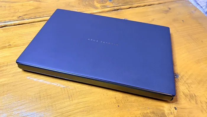 ASUS Zenbook DUO UX8407 și a sa balama creativă