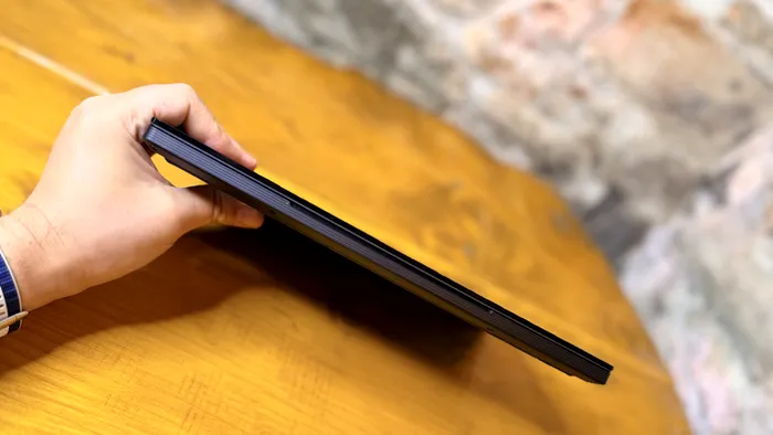Nu cred că ai mai văzut de curând un laptop cu astfel de particularități de design