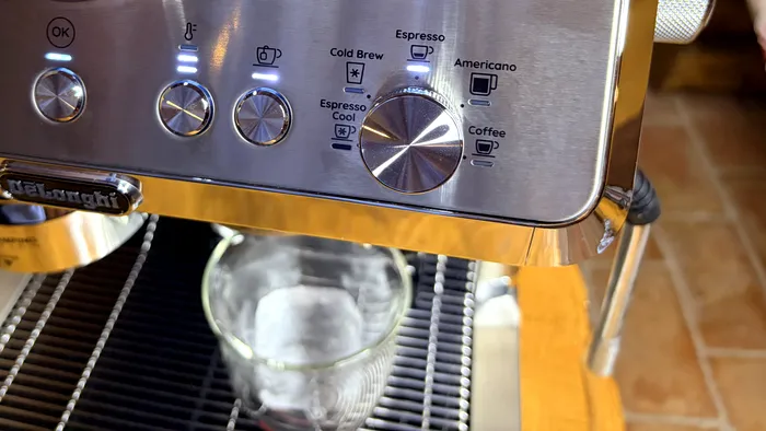 Nu mulți pot face Cold Brew și Espresso Cool precum De'Longhi La Specialista Opera