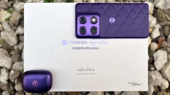 Motorola Signature în versiunea cu Swarovski și căști cu sunet Bose / foto: Playtech