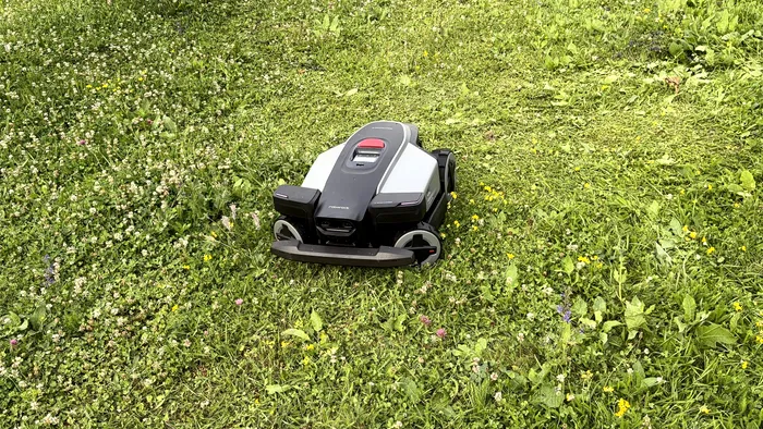 Roborock RockMow Z1 AWD, la muncă