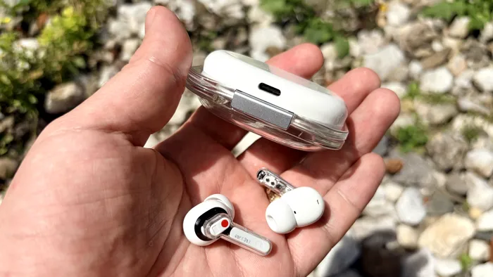 Nothing Ear (3a) nu îți aminteșe de nicio altă pereche de căști de la un alt producător