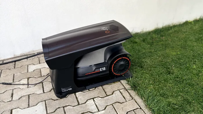 Eufy E18 în stația de încărcare