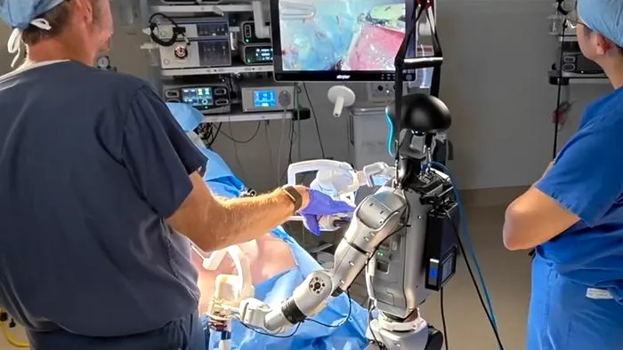 Low-Res_Yip-humanoid-robot-1