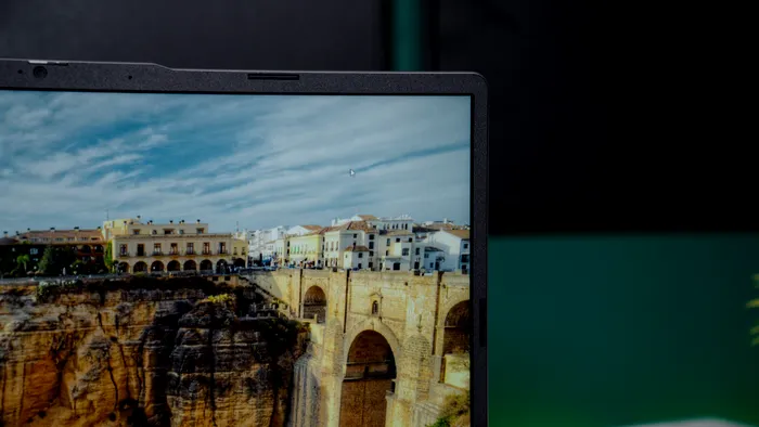Ecranul IPS Full HD al Acer Extensa O15-41 este perfect pentru office, navigare web și conținut video