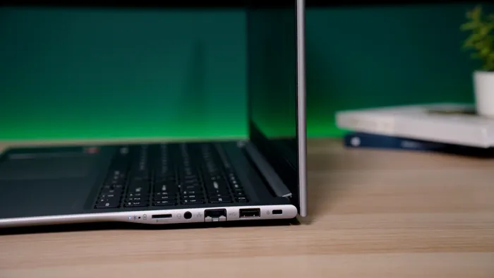 Conectica păstrează la îndemână rețeaua prin cablu și perifericele clasice pe Acer Extensa O15-41
