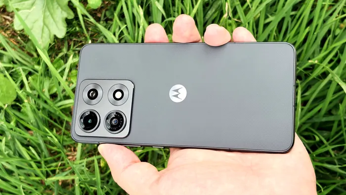 motorola edge 70 max este un telefon de dimensiuni generoase, dar se simte foarte bine în mână