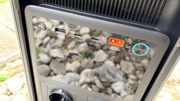 Anker SOLIX S2000 are și porturi USB Type-C de mare viteză