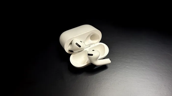AirPods 5 strălucesc frumos, dar nu se văd amprentele pe căști sau carcasă