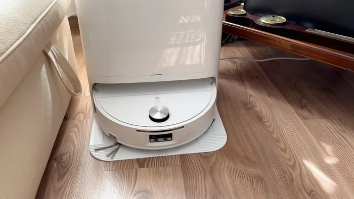 Roborock Qrevo Edge 2 Flow cu a sa stație de încărcare